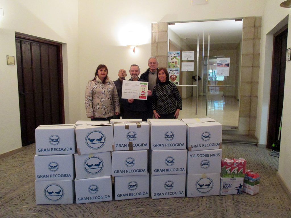 Navarrete entrega al Banco de Alimentos 1.021 euros y 445 kilos de alimentos