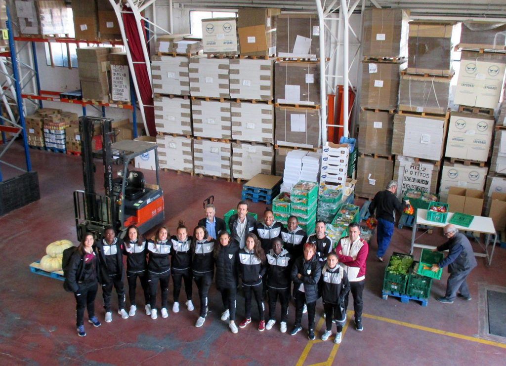 Las jugadoras del EDF Logroño, junto a su equipo directivo y técnico visitan las instalaciones del Banco de Alimentos de La Rioja