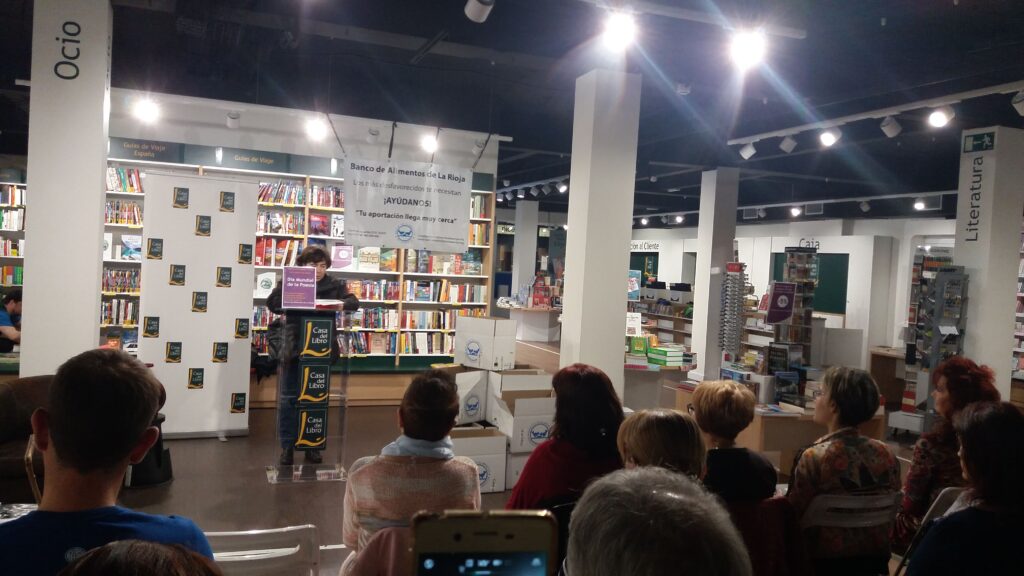 El “Micro abierto de poesía” de la Casa del Libro de Logroño se saldó con la recogida de 100 kilos de alimentos