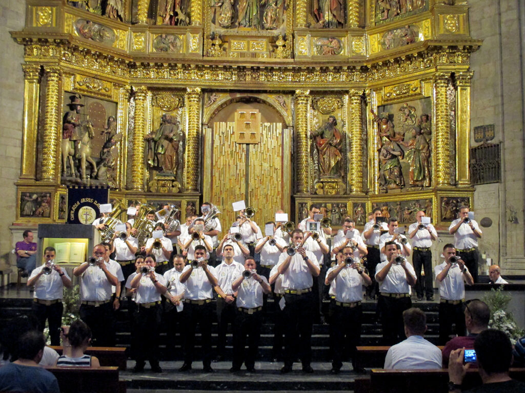 La Cofradía de Jesús Nazareno y Nuestra Señora de los Dolores de Logroño recoge 133 kilos y 138 euros en su concierto solidario