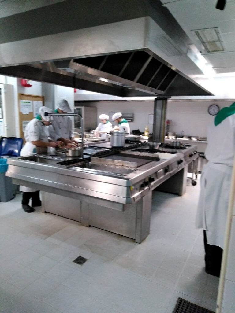 Aforo completo para el menú solidario en la Escuela de Hostelería de La Rioja en el XXV aniversario del Banco de Alimentos de La Rioja