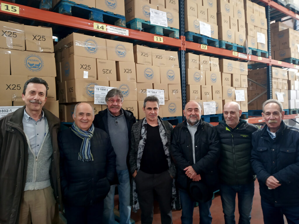 Artistas de ‘Arte x Alimentos’ visitan el almacén del Banco de Alimentos para celebrar los 5.000 euros conseguidos tras la venta de sus obras