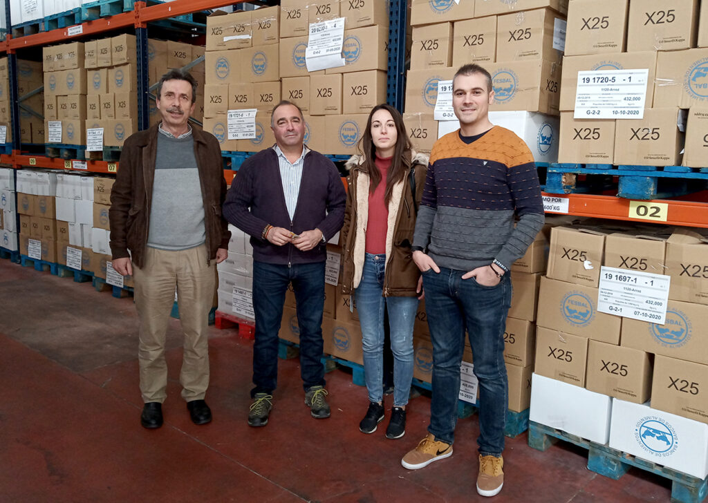 La Asociación Española de Guardias Civiles dona al Banco de Alimentos 120 kilos de alimentos
