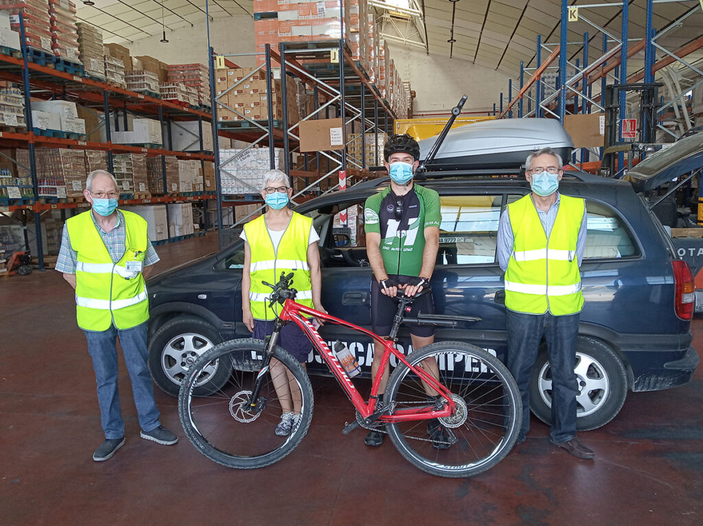 Bernat López llega en bicicleta a Logroño y hace entrega de 181 kilos de alimentos al Banco de Alimentos