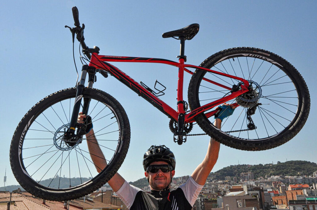 Bernat López llega en bicicleta a Logroño, en su singular Vuelta Ciclista a España solidaria ‘Uno más uno’