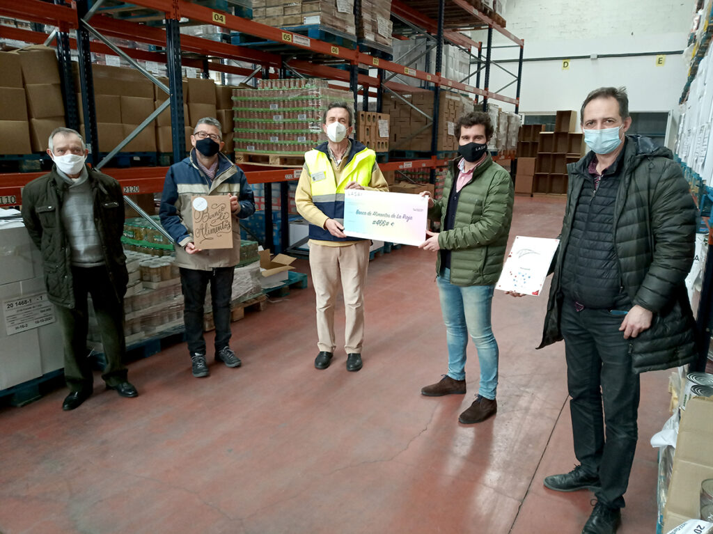 El colectivo artístico riojano LASAI, Pies de escarabajos y ABZ Impresores donan al Banco de Alimentos 466 euros por la campaña ‘Cuanto más amor das, mejor estás’