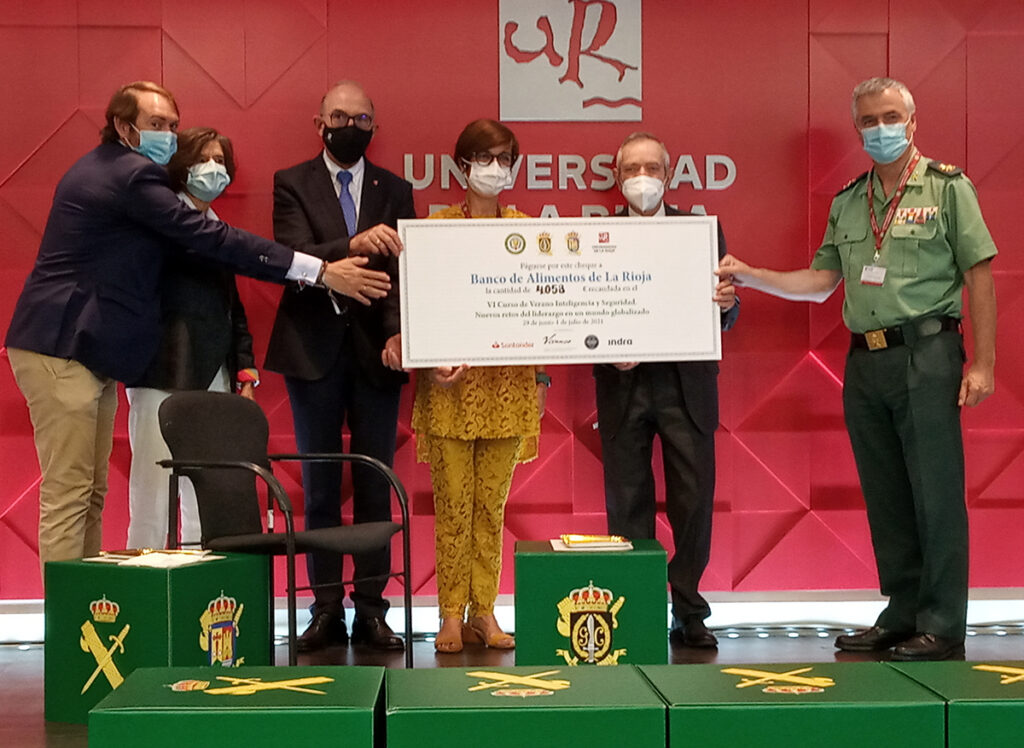 El Curso de Verano Inteligencia y Seguridad de la Guardia Civil aporta al Banco de Alimentos de La Rioja 4.058 euros