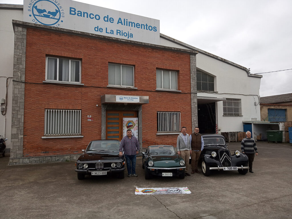 La Asociación de Amigos de los Vehículos Clásicos de La Rioja recoge alimentos para el Banco de Alimentos en la plaza del Ayuntamiento de Logroño el17 de octubre