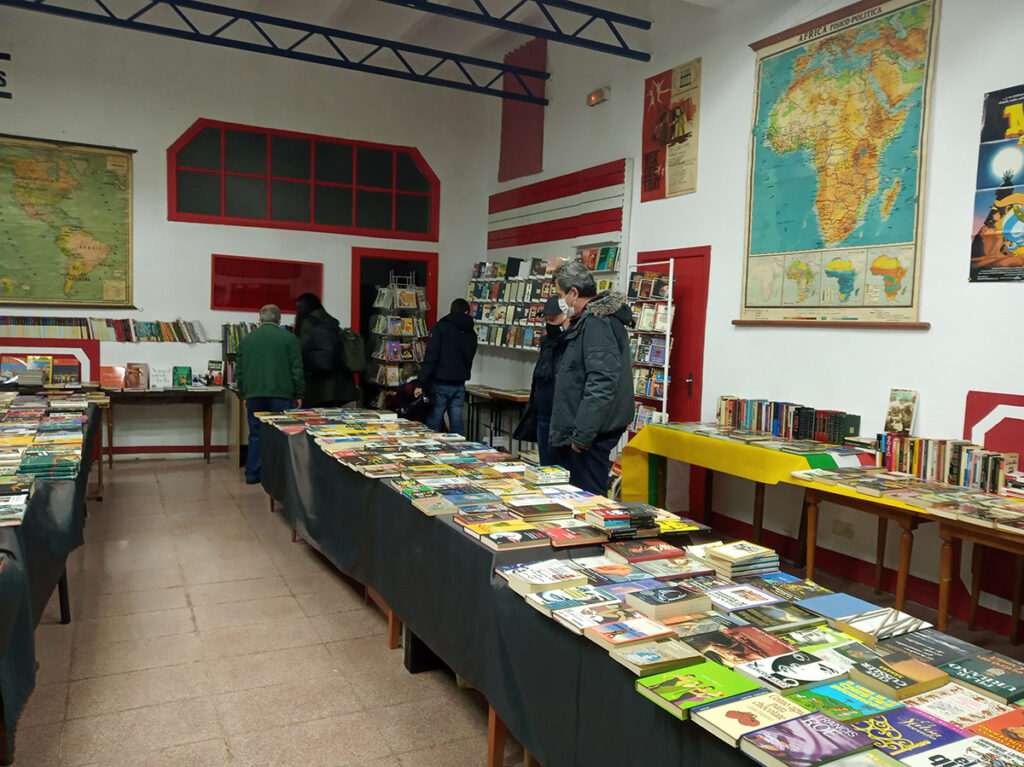 TraperíadeKlaus amplía la II exposición €libros, con entrada a 1 euro, que termina en el Banco de Alimentos, hasta el sábado 18 de diciembre por petición popular