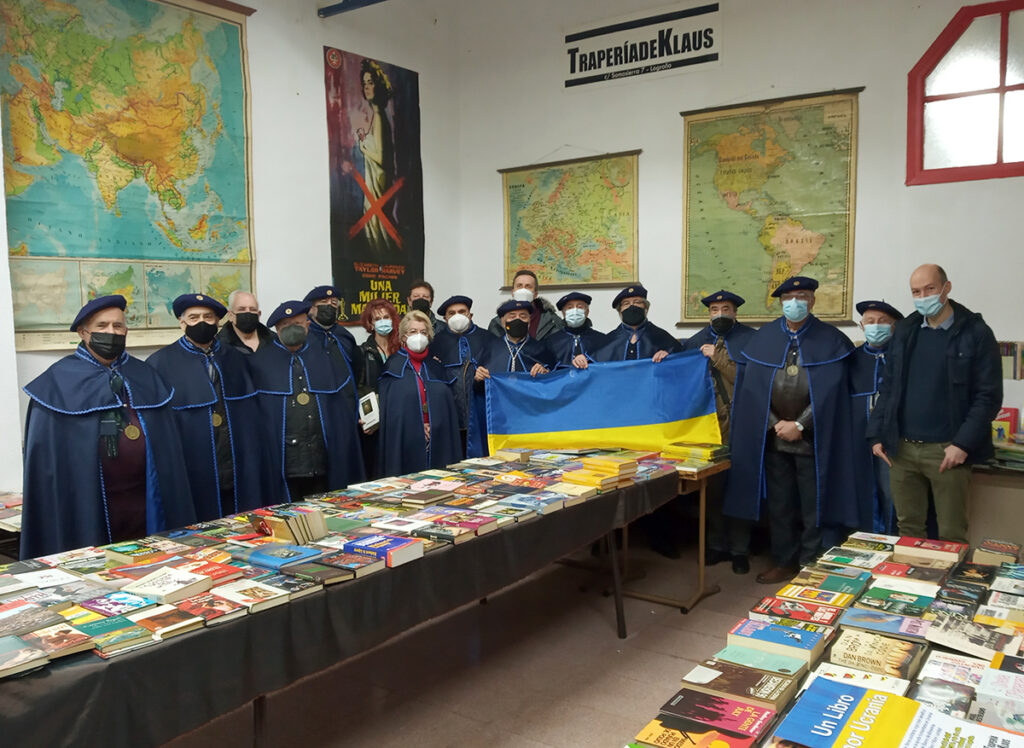 La Cofradía de San Gregorio acude a la exposición de la TraperiadeKlaus para mostrar su solidaridad