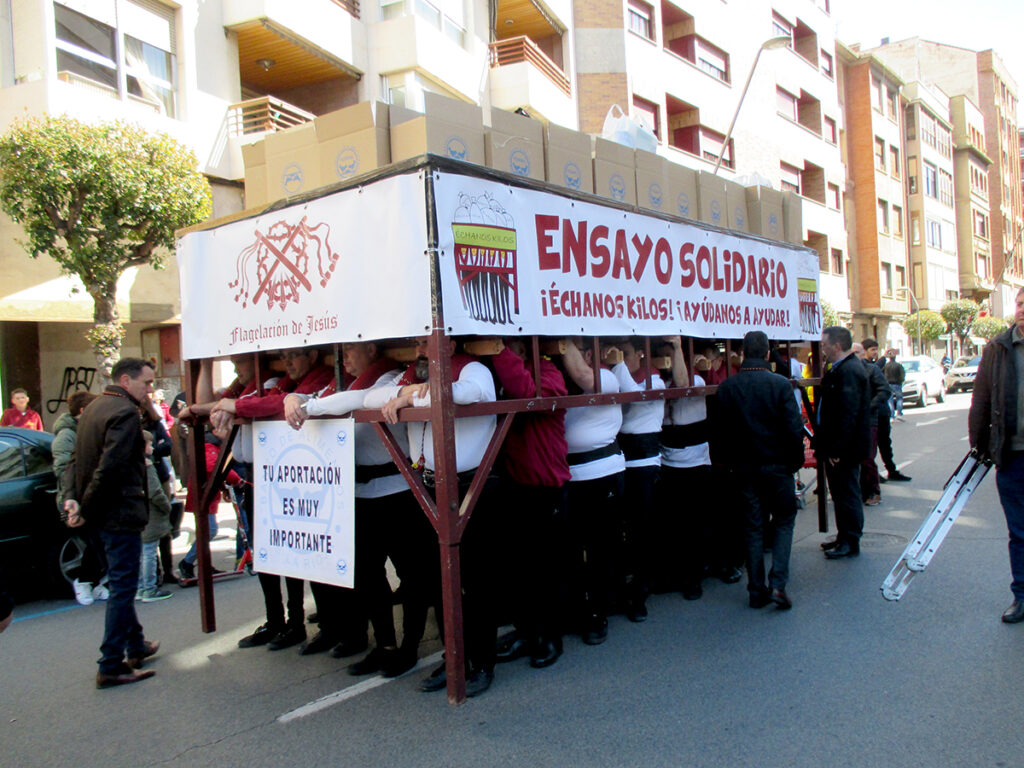 La Cofradía de la Flagelación de Logroño realiza su “ensayo solidario, échanos kilos” el domingo 3 de abril, con recogida de alimentos para el Banco de Alimentos de La Rioja
