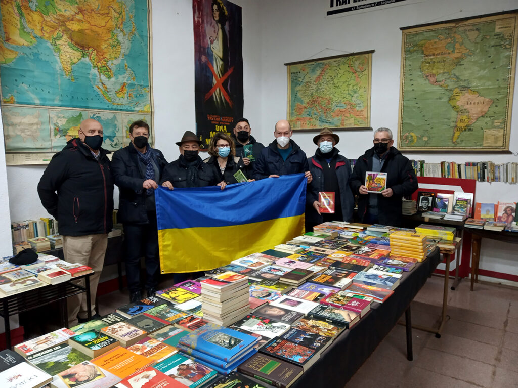 TraperíadeKlaus entregará al Banco de Alimentos 525 € de la exposición benéfica en favor de la ayuda humanitaria a los ucranianos, en el Día del Libro