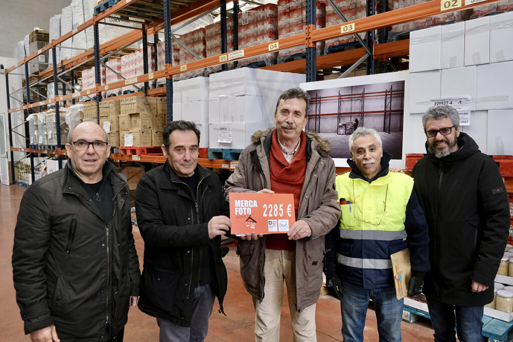 La Asociación de Informadores Gráficos de La Rioja (AiG) ha donado al Banco de Alimentos 2.285 € recaudados en Mercafoto 2022