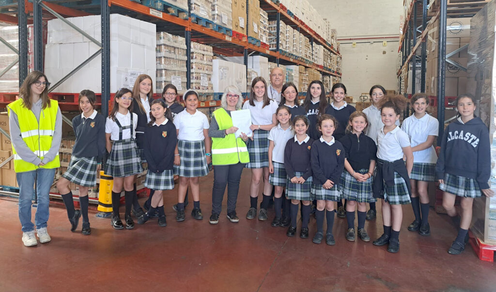 Llegan al Banco de Alimentos de La Rioja, de la Asociación Villa del Olmo de Villalobar de Rioja 260 kilos de alimentos y del Colegio Alcaste 255 euros tras hacer un Comercio Solidario
