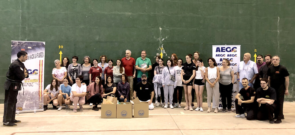 La Asociación Española de Guardias Civiles imparte a 24 mujeres el IV curso de defensa personal en el Polideportivo de Viguera y entrega al Banco de Alimentos 72 kilos de alimentos