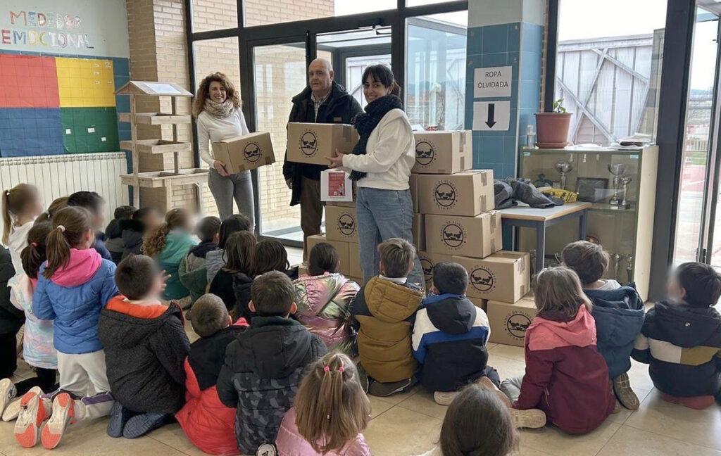 El Colegio Ana María Matute de Logroño entrega 768 euros y 88 kilos de comida al Banco de Alimentos de La Rioja