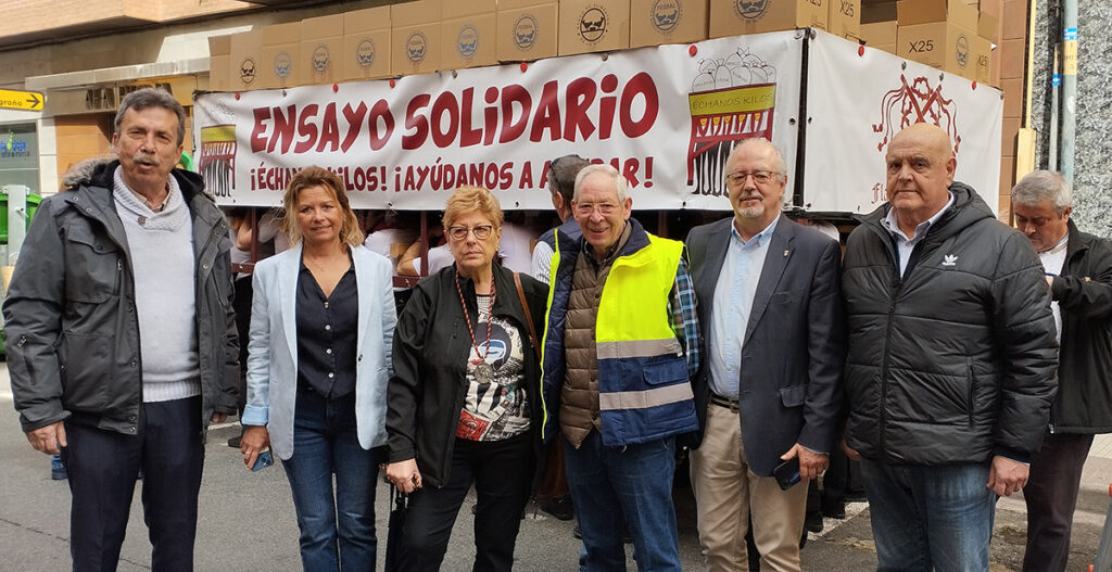 La Cofradía de la Flagelación de Logroño entrega al Banco de Alimentos 611 kilos y 25 €, fruto de su “ensayo solidario, échanos kilos”