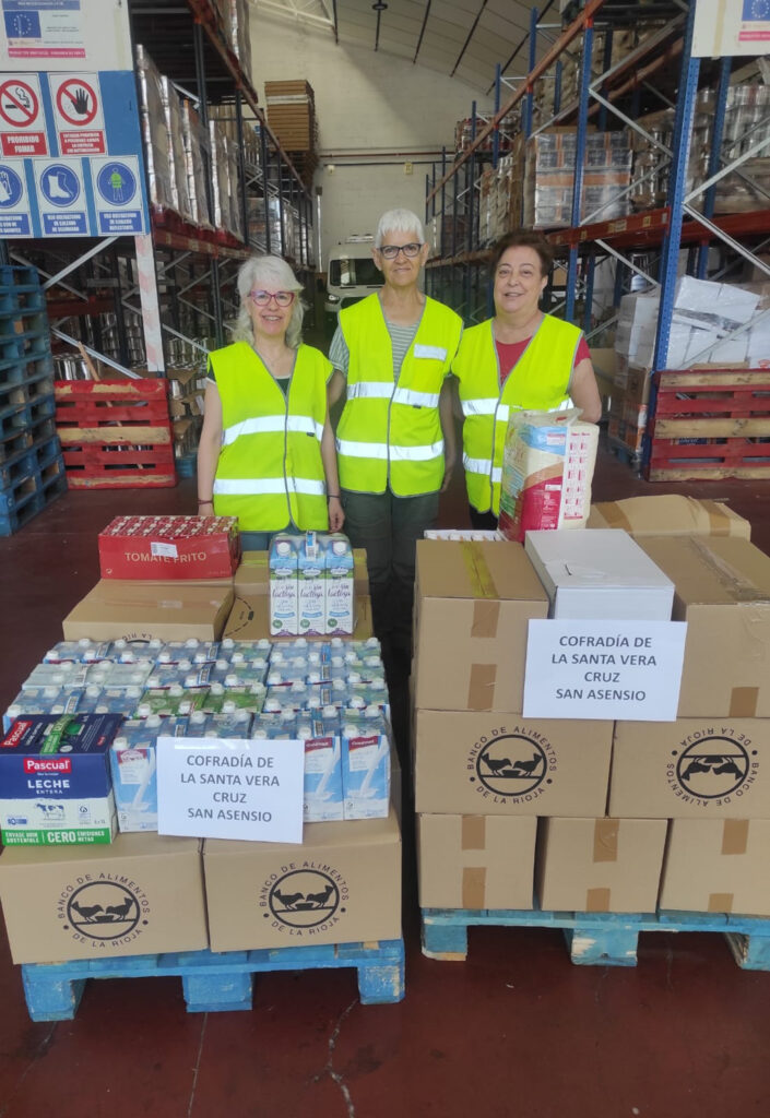 Entrega de alimentos al Banco de Alimentos de La Rioja por parte de la Cofradía Piadosa de la Santa Vera Club de San Asensio y el Grupo Scout 7 Valles de la Vid