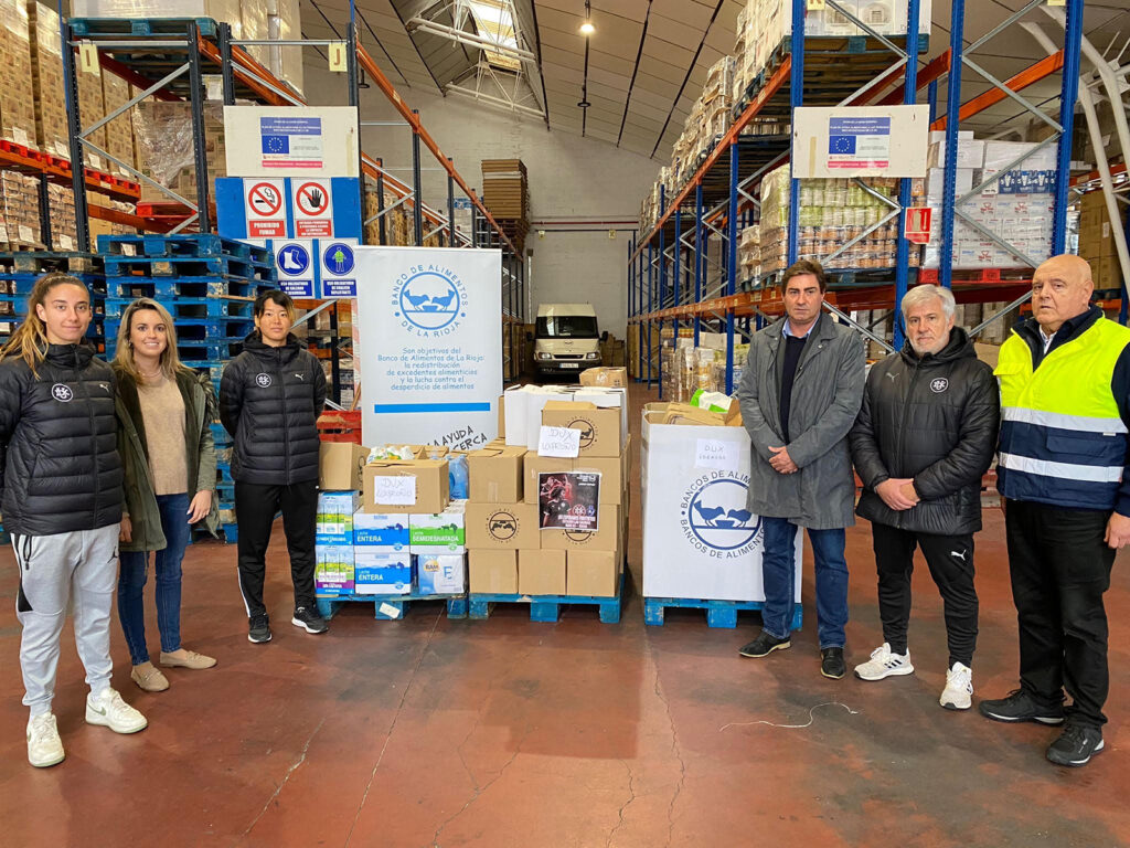 El Dux Logroño de fútbol femenino consigue 624 kilos de alimentos y 98 kilos de ropa y Asprodema de Logroño y Nájera aportan 137 euros y 106 kilos de alimentos en sus actos solidarios
