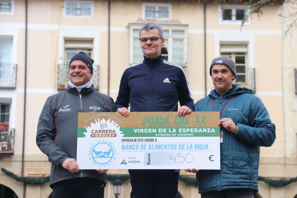 La Carrera Virgen de Valvanera consigue 450 euros, el Colegio de Jesuitas aporta 2.102 kilos de alimentos y 195 kilos de alimentos en el pregón navideño de la Asociación de Belenistas de La Rioja, así como 37 euros para el Banco de Alimentos de La Rioja