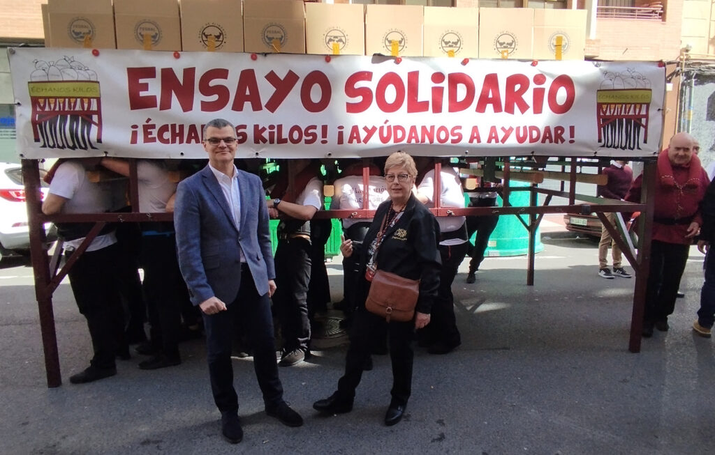 La Cofradía de la Flagelación de Logroño entrega al Banco de Alimentos 613 kilos de comida y 625,17 euros en su “ensayo solidario, échanos kilos”