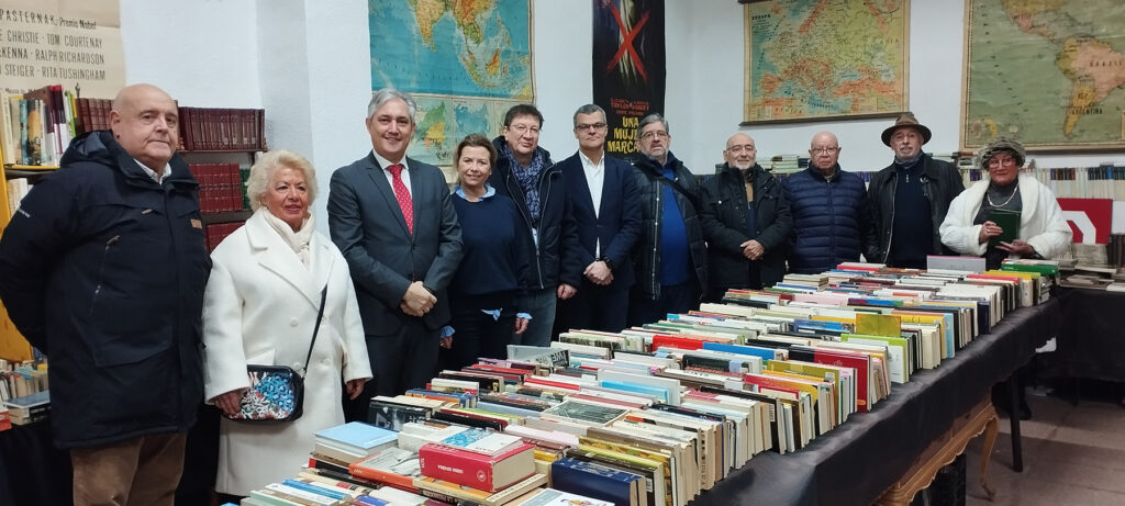 TraperíadeKlaus dona al Banco de Alimentos 910 euros sobre la exposición ‘LibroStock’