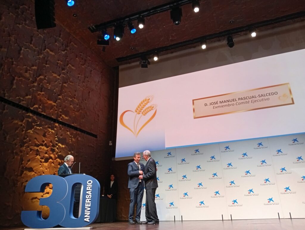 Al vicepresidente José Manuel Pascual-Salcedo, le dieron la insignia de oro de la FESBAL por ser exmiembro del Comité Ejecutivo, junto a las Espigas de Oro