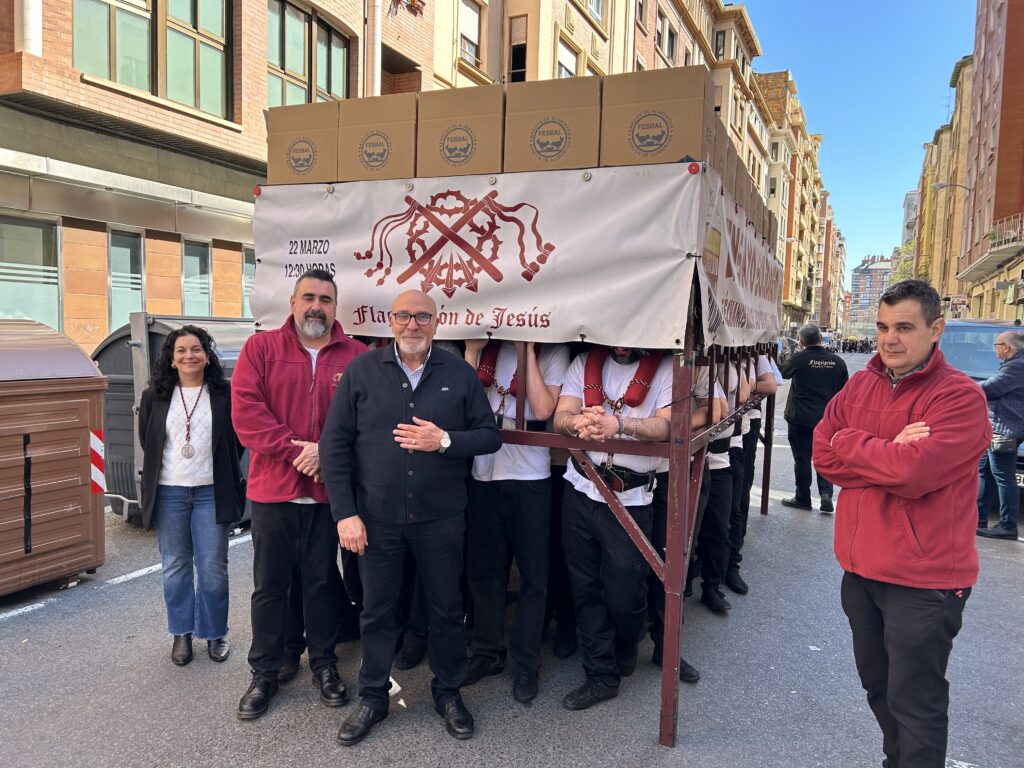 La Cofradía de la Flagelación de Logroño entrega al Banco de Alimentos 493 kilos y 206,63 €, en su “Ensayo solidario, échanos kilos”