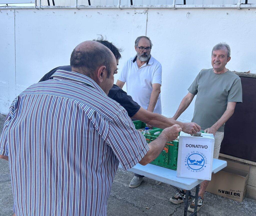 El Club Deportivo Arnedo entrega 75 kilos de alimentos y 181,51 euros al Banco de Alimentos de La Rioja